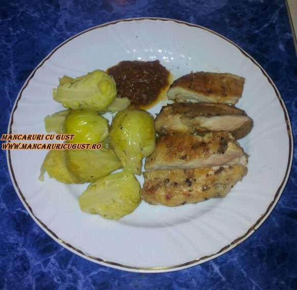 Pui la gratar cu varza de Bruxelles reteta