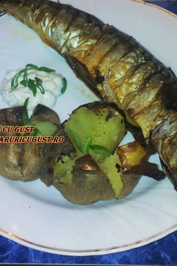 Macrou la Gratar cu Cartofi Copti si Sos de Smantana cu Marar Verde Reteta