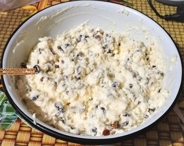 Branza dulce cu stafide pentru budinca