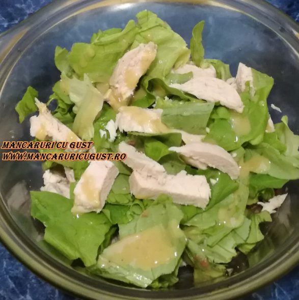 Salata Caesar cu pui si miez de seminte