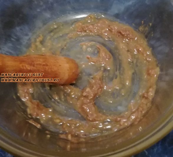 Salata caesar cu pui si miez de seminte