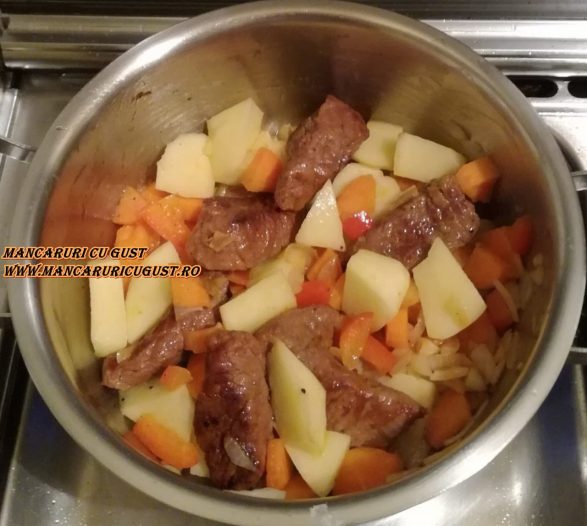 Reteta Tocana de curcan cu cartofi si mazare