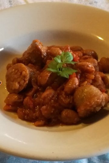 Fasole cu carnati proaspeti reteta mancaruricugust