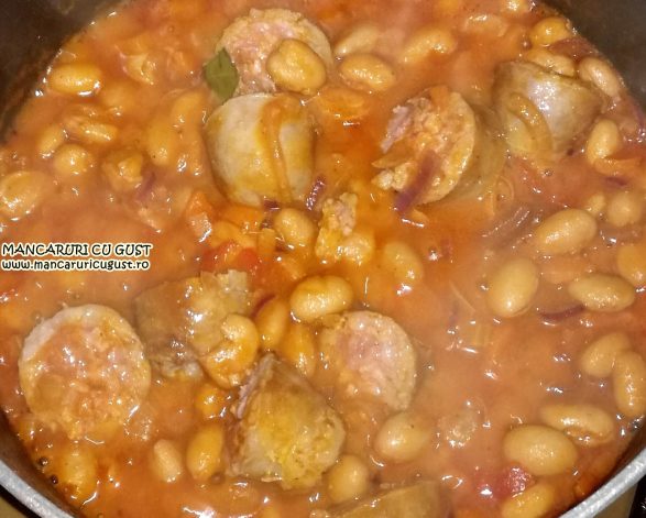 Fasole cu carnati proaspeti de porc reteta rapida