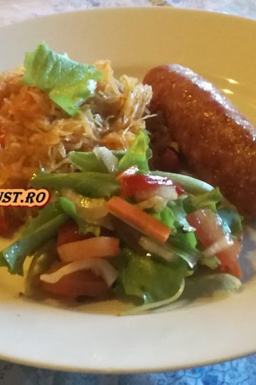 Varza calita cu carnati proaspeti reteta