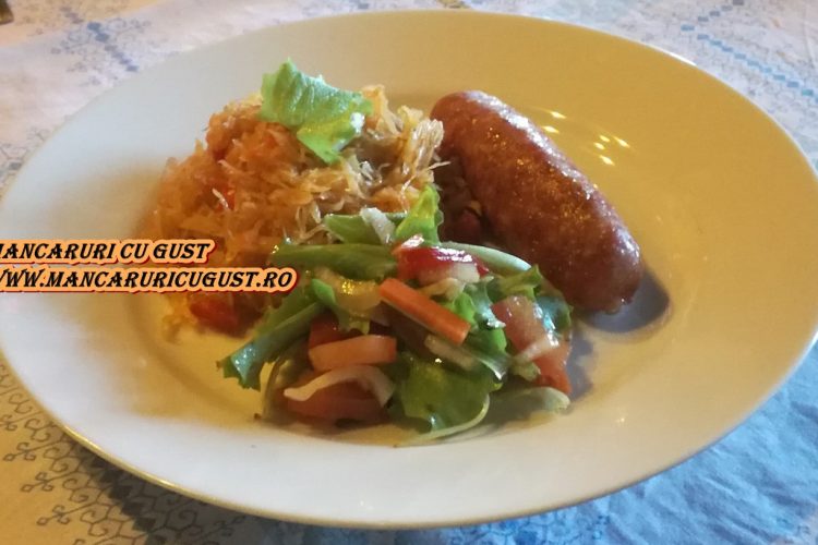 Varza calita cu carnati proaspeti reteta