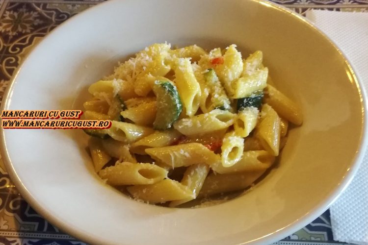 Paste carbonara cu zucchini si fenicul