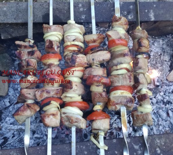 Frigarui de porc marinate cu legume