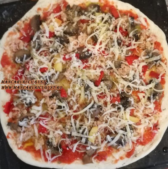 Pizza cu ton si ciuperci reteta
