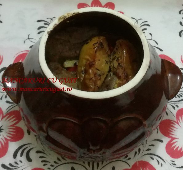 Carne de porc cu gutui si usturoi la cuptor