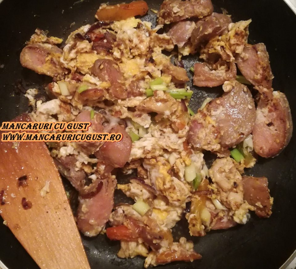 Ton rosu la tigaie cu legume si ou