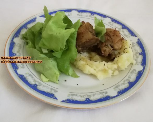 Pui la ceaun cu usturoi si cimbru