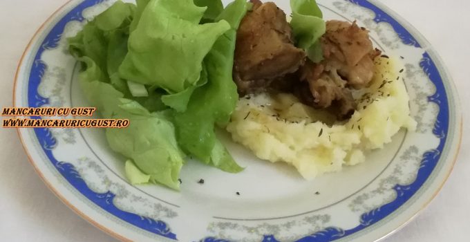 Pui la ceaun cu usturoi si cimbru