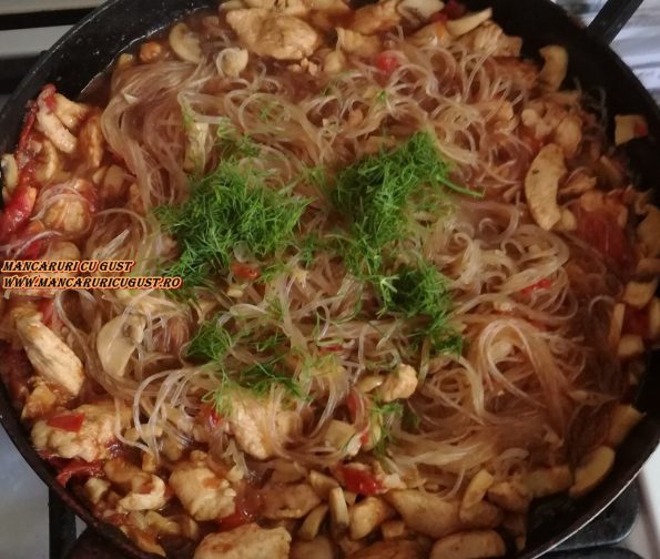 Reteta asiatica Funchoza cu pui si ciuperci