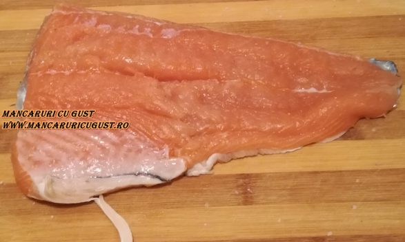 Somon ianbusit cu usturoi si capere