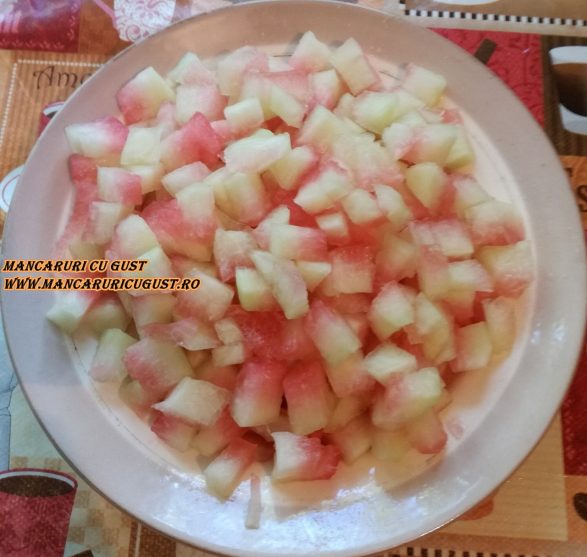 Dulceata de pepene rosu coaja