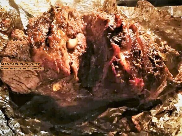 Pulpa de manzat la cuptor inabusita in vin cu rosii, usturoi si cimbru 