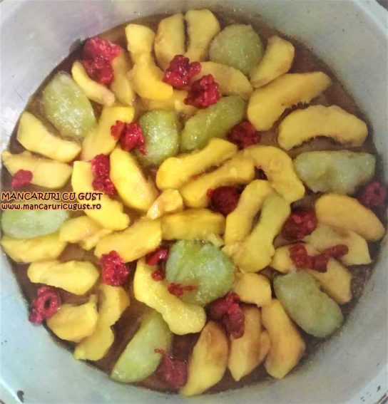 Tarta cu prune si piersici reteta mancaruricugust